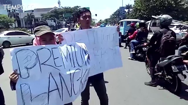 Mahasiswa Gelar Aksi Dorong Motor, Protes Naiknya Harga BBM