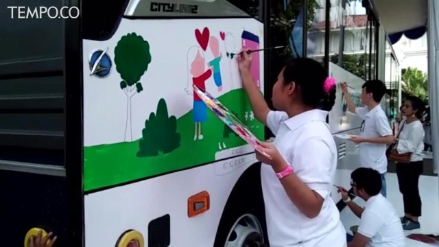 Hari Kartini, Anak Berkebutuhan Khusus Melukis Bus Transjakarta