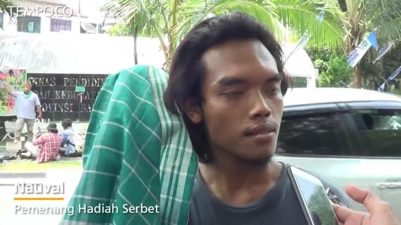 Lomba Baca Puisi Berhadiah Serbet Dindikbud Banten di Protes Seniman