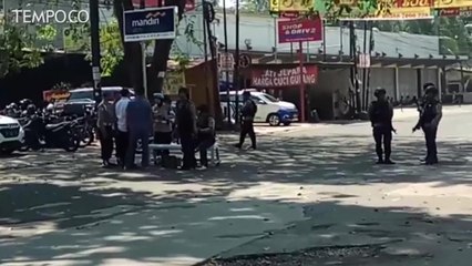 Télécharger la video: Kerusuhan Mako Brimob, Polisi Tutup Akses Jalan di Depan Mako