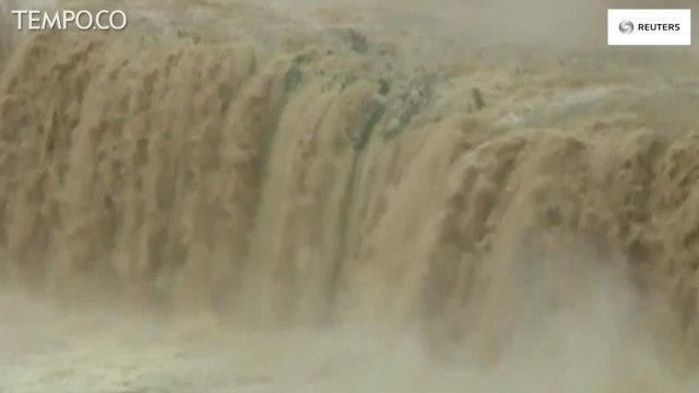 Dilanda Hujan Deras, Muncul Air Terjun di Perbatasan Cina