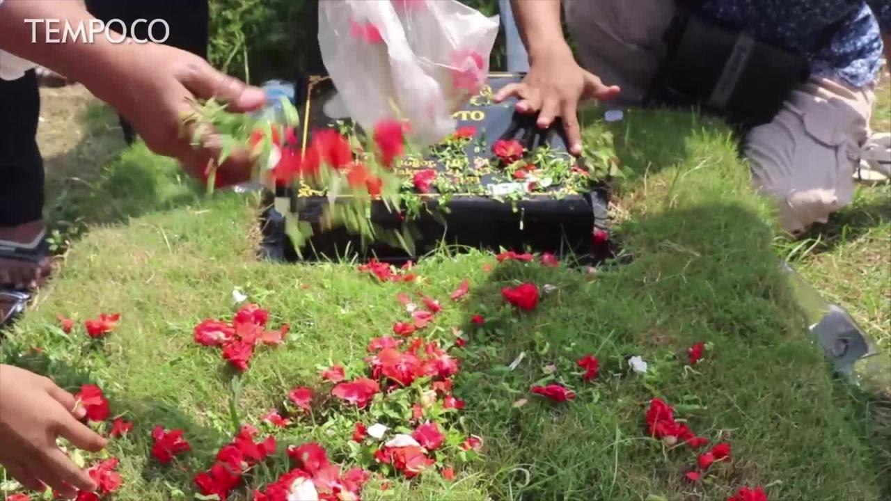 Jelang Ramadhan, Warga Penuhi TPU Untuk Berziarah