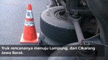 Truk Pengangkut Pakan Ternak Terguling di Jalan Tol Tangerang Merak