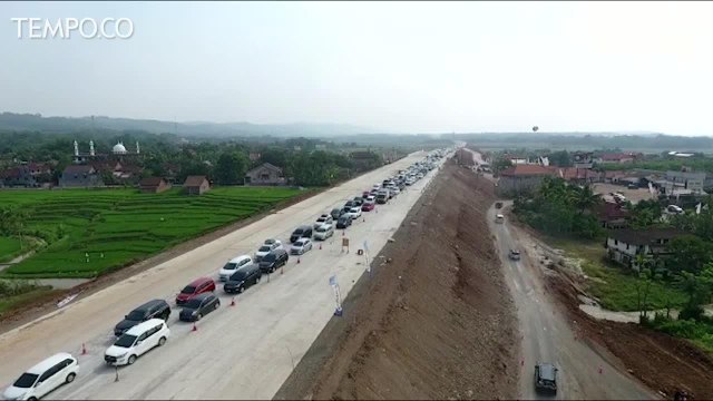 Pantauan dari Udara, Kendaraan Pemudik Keluar Tol sebelum Jembatan Kali Kuto