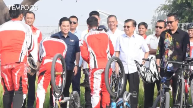 Pantau Perkembangan Venue Asian Games, Jusuf Kalla Naik Sepeda