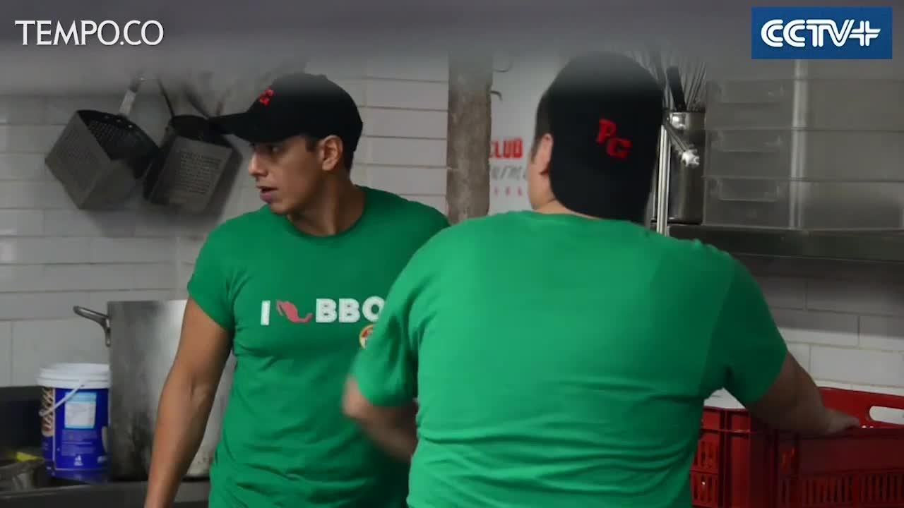 Restoran Barbekyu Rekrut Orang Meksiko yang Dideportasi dari AS