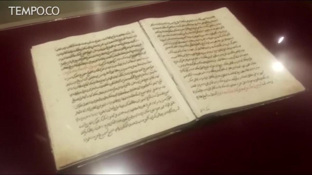 Antusias Warga Melihat Pameran Naskah Cerita Panji