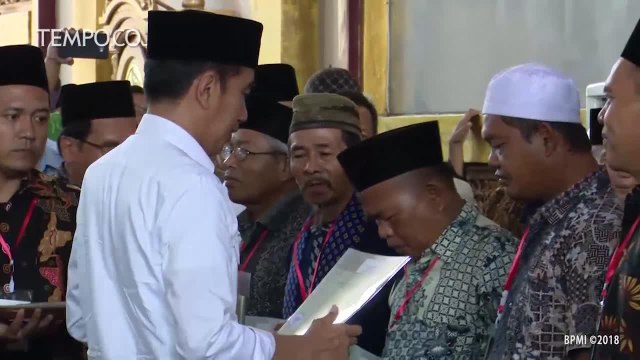 Presiden Jokowi Serahkan Sertifikat untuk Rakyat dan Tanah Wakaf di Sumatra Selatan