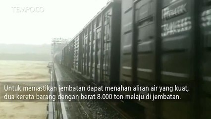 Dua Kereta Api Barang Stabilkan Jembatan Saat Banjir Besar