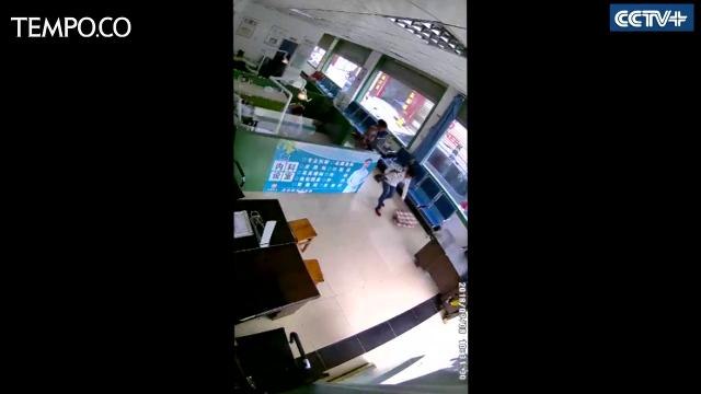 Detik-Detik Kepanikan saat Gempa Mengguncang Cina