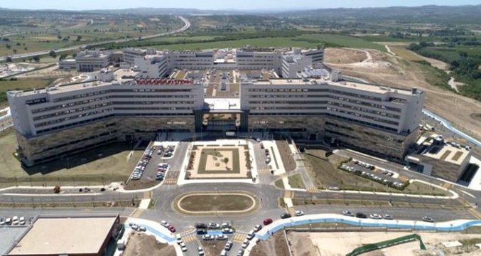 Tuncay Özkan yeni açılan Bursa Şehir Hastanesi'ni su bastığını iddia etti.