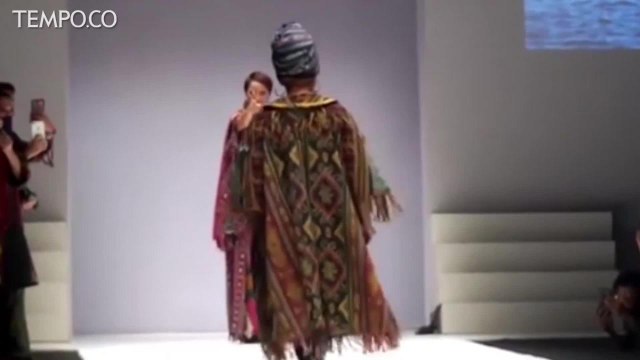 Gaya Lenggak-lenggok Susi Pudjiastuti di Atas Catwalk JFW