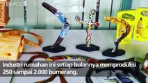 Melihat Pembuatan Kerajinan Bumerang di Sukabumi