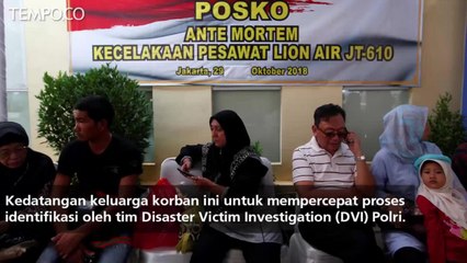 Tangis Keluarga Korban Lion Air JT 610  di RS Polri