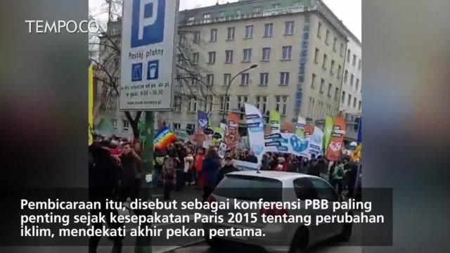 Aktivis Berunjuk Rasa di Arena COP 24 di Katowic, Polandia