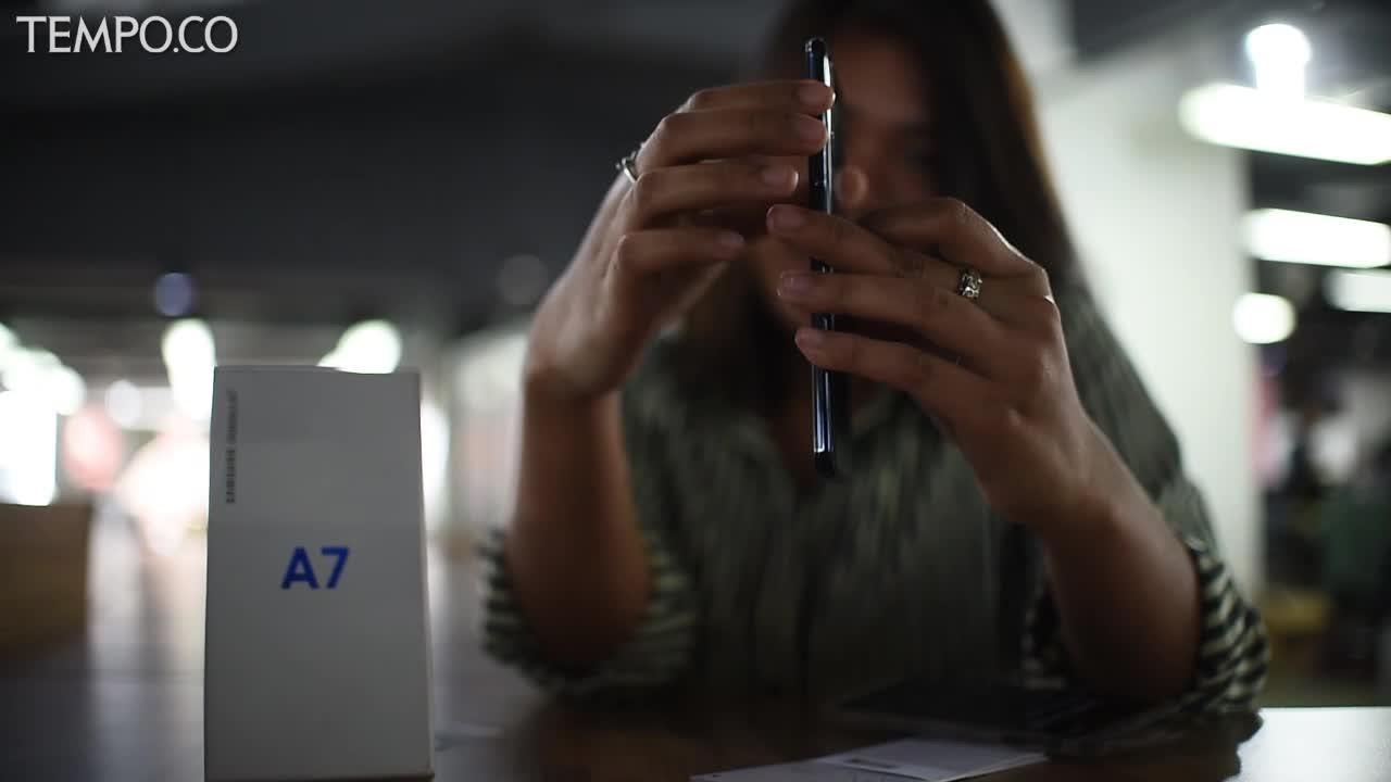 Unboxing Samsung Galaxy A7, Smartphone Tiga Kamera