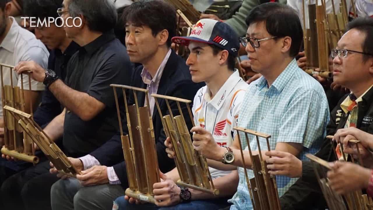 Serunya Marc Marquez Bermain Angklung di Saung Udjo