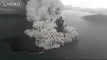 Gunung Anak Krakatau Erupsi usai Tsunami Terjang Selat Sunda