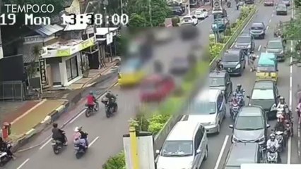 Rekaman CCTV Perlihatkan Detik - detik Pemotor Dilindas Mobil