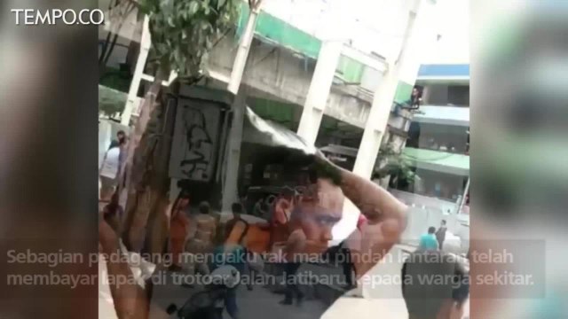 Tolak Ditertibkan, PKL Tanah Abang Bentrok dengan Satpol PP