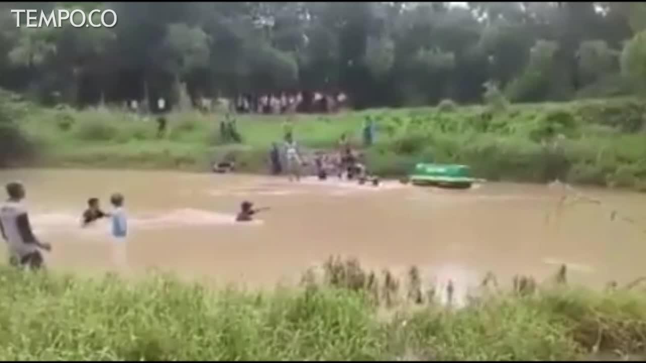 Tak Ada Jembatan, Pelayat Seberangkan Keranda Mayat di Sungai