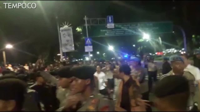 Serikat Pekerja Awak Mobil Tangki Hadang Mobil Dinas Jokowi