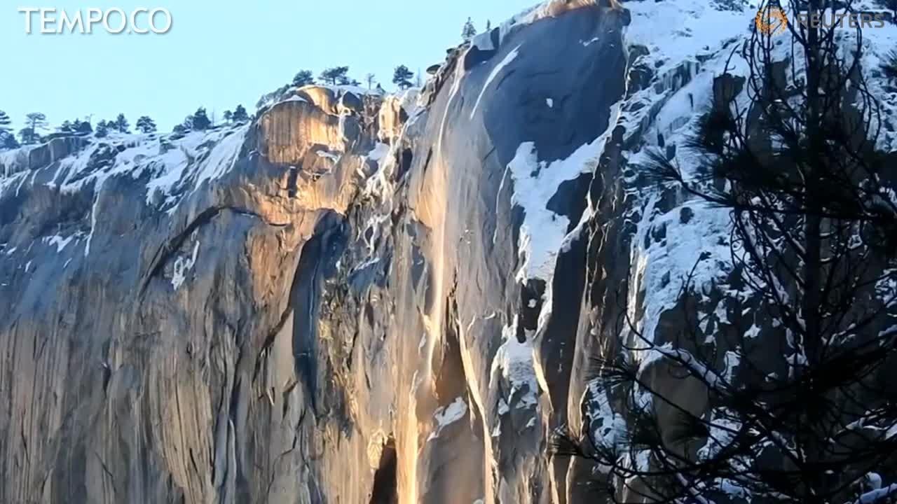 Fenomena Menakjubkan Air Terjun Tampak Berubah Menjadi Api Terjun