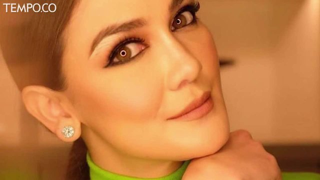 Syahrini Menikah dengan Reino Barack, Luna Maya Umrah