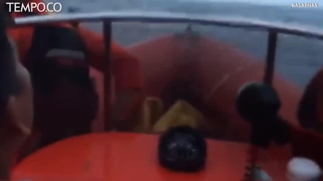 Begini Basarnas Evakuasi 12 Korban Kapal yang Mengalami Mesin Mati
