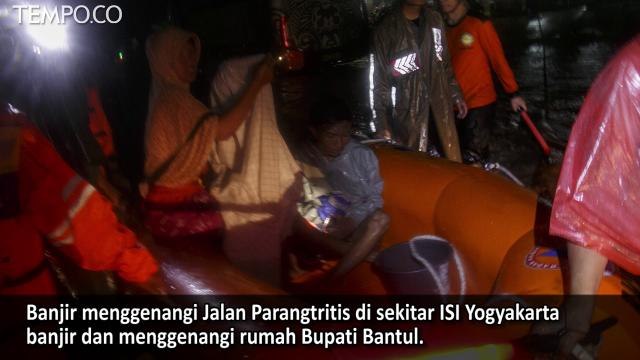 Banjir Menggenangi Rumah Bupati Bantul