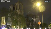 Begini Petugas Damkar Berjuang Padamkan Kebakaran Gereja Notre Dame