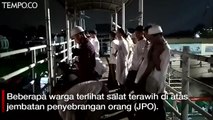 Salat Tarawih Perdana di Jembatan Penyeberangan Orang