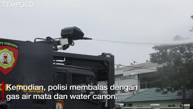 Ratusan Massa Terlibat Bentrok dengan Polisi di Flyover Slipi