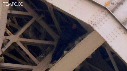 Pria Panjat Menara Eiffel, Petugas Damkar Coba Selamatkan