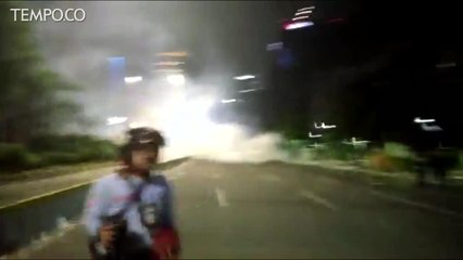 Perempuan Beransel Berusaha Terobos Bawaslu Bikin Panik Aparat