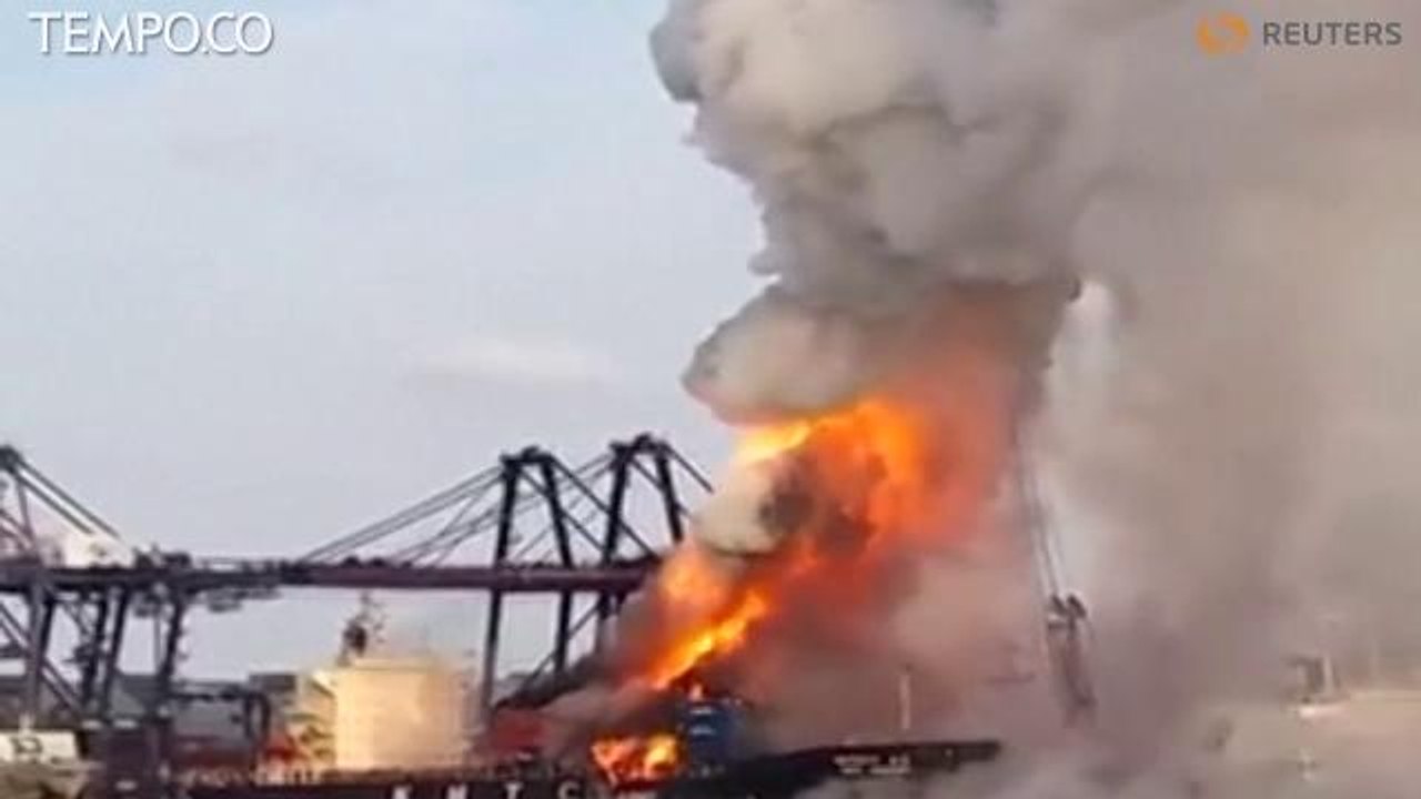VIDEO VIRAL, DETIK-DETIK KAPAL KARGO TERBAKAR