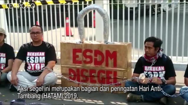 Peringati Hari Antitambang, Aktivis Segel Kantor ESDM