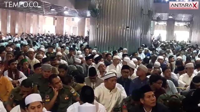 Usai Salat Idul Fitri 1440 H, Warga Berswafoto dengan Presiden Joko Widodo