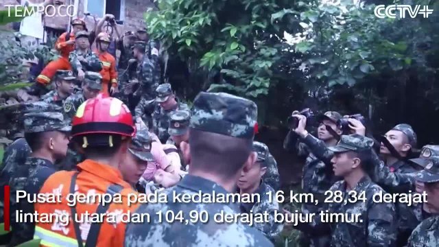 Gempa Hebat Guncang Cina, Tim SAR Berjibaku Selamatkan Korban
