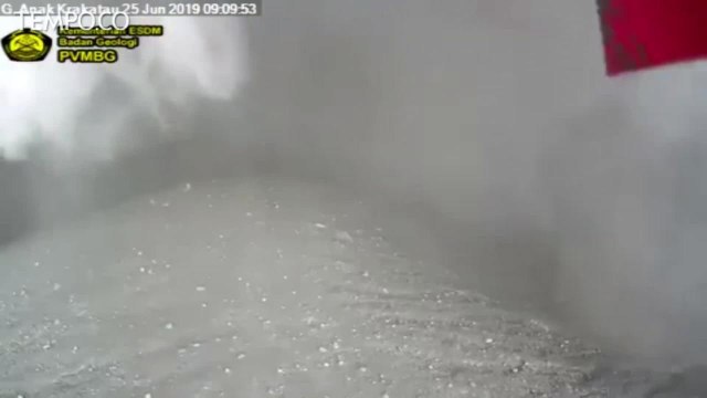 Detik-detik Letusan Gunung Anak Krakatau Terekam CCTV dari Dekat