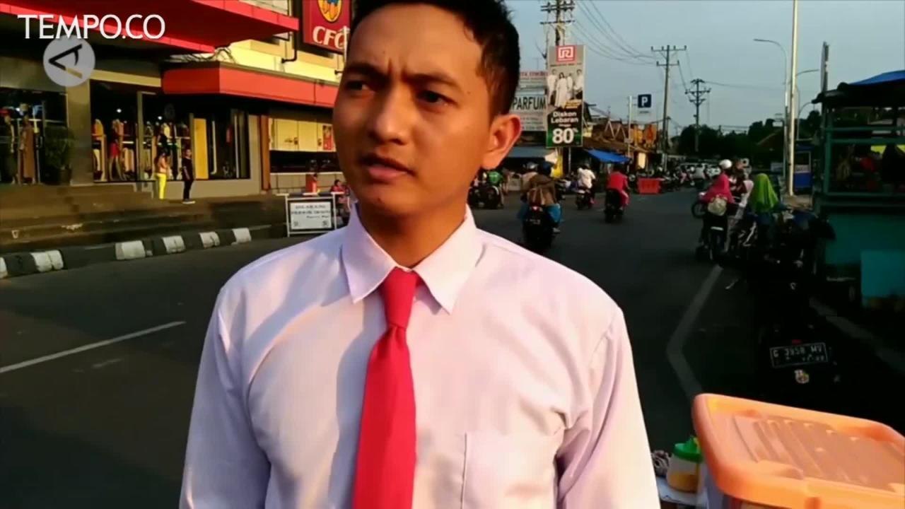 Viral Pedagang Jual Mie Lidi Bergaya Pegawai Kantoran