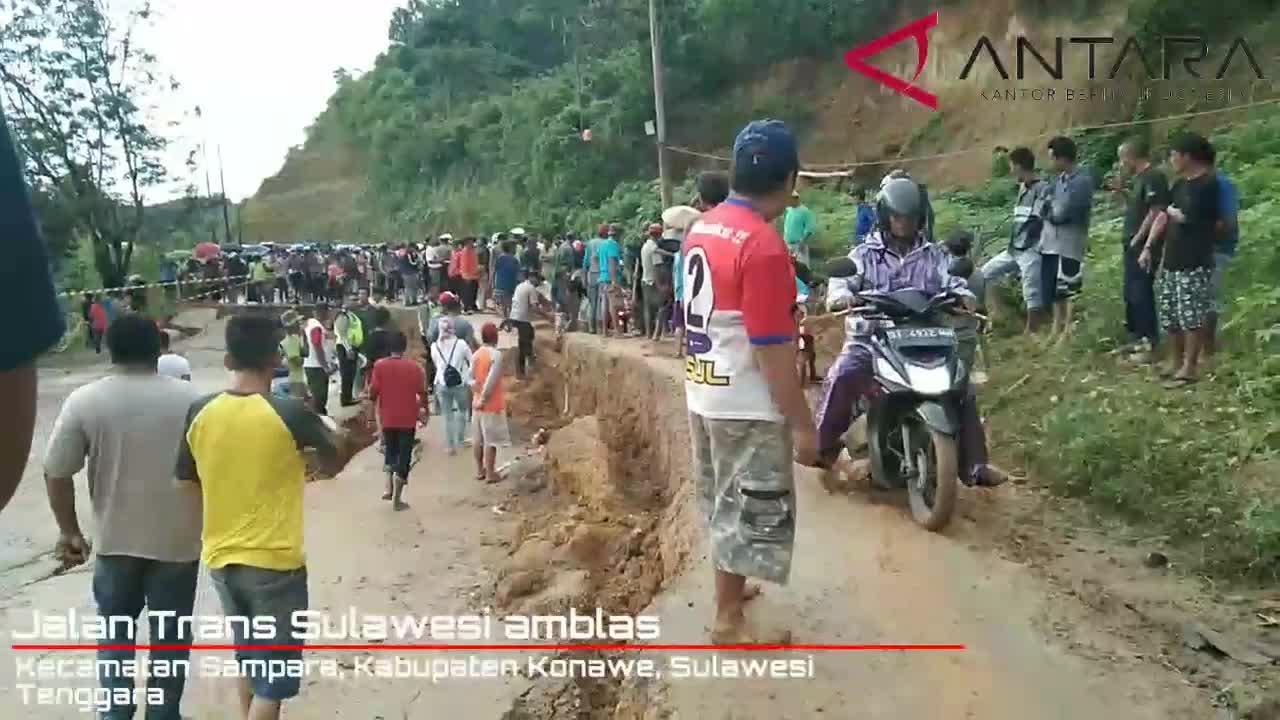 Jalan Trans Sulawesi Amblas, Terbentuk Lubang Besar Memanjang