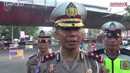 Polisi Menempel di Kap Mobil, Hentikan Pelanggar Lalu Lintas