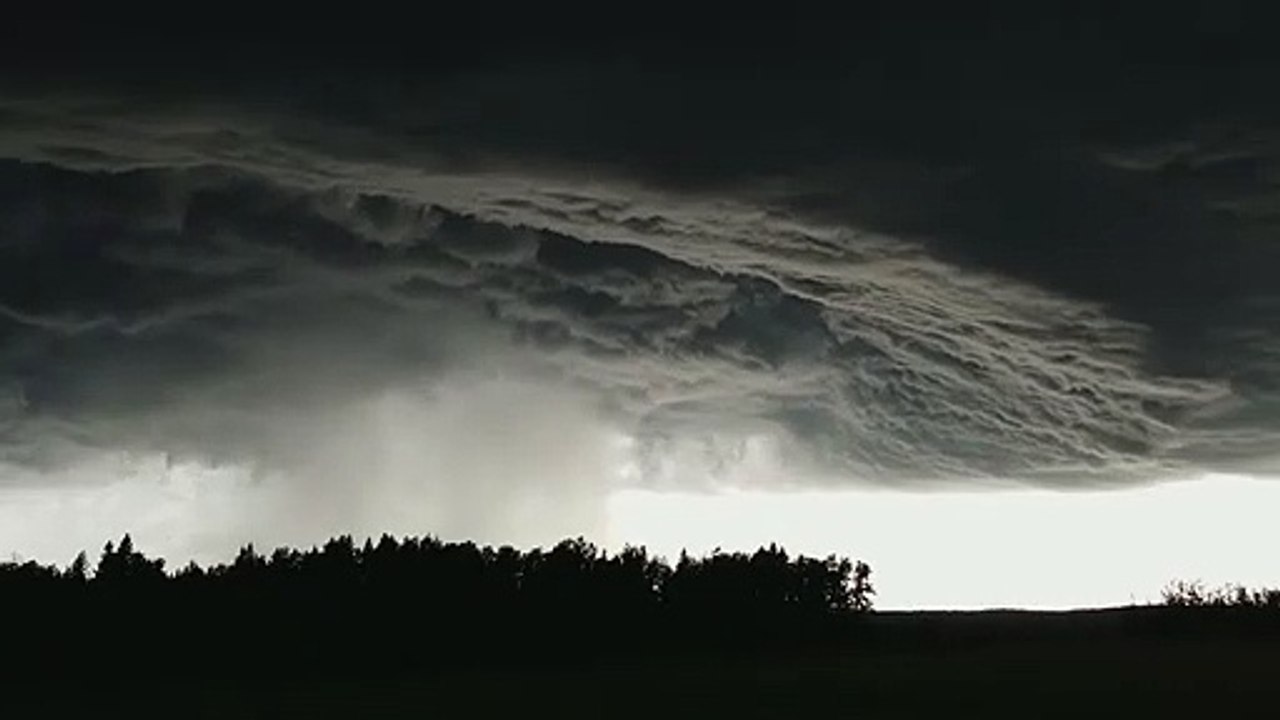 Un nuage d'orage monstrueux filmé au dessus d'Alberta, Canada