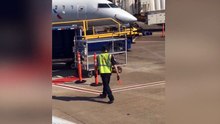 Cet employé d'aéroport danse sur le tarmac