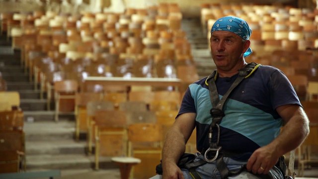 بولندي ينحت الصخر لسرد قصص الكتاب المقدس في أحد أديرة القاهرة