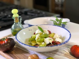 Ensalada de jitomate con queso de cabra y pesto