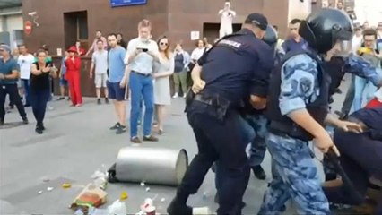 Бросившему мусорный бак грозит пять лет