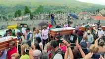 La procesión de ataúdes abiertos de un pueblo español