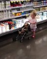 Cette petite fille fait ses courses comme une grande